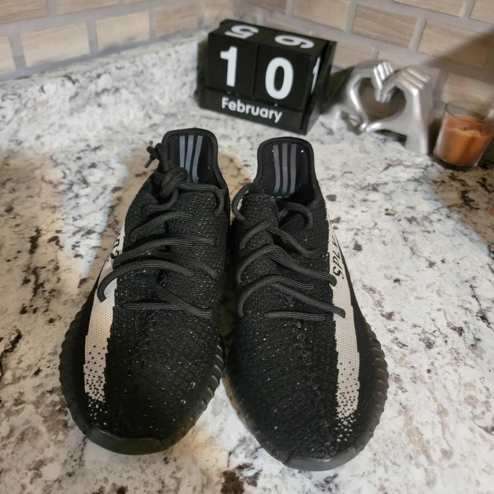 Yeezy Boost 350 V2 in Black and White $70 or BEST offer - Picture 2 of 9